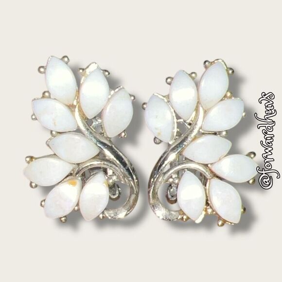 Silver-Tone Non-Pierced Earrings – Timeless Vintage Elegance - Picture 4 of 7